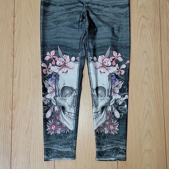 EVOLUTION AND CREATION ACTIVEWEAR GRAY WITH PINK FLOWERS SKULL LEGGING CAPRIS - Picture 2 of 7